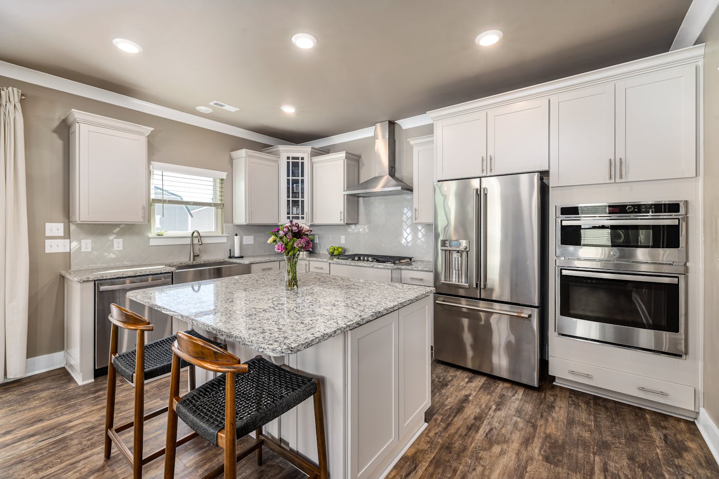 Bright kitchen finishing details